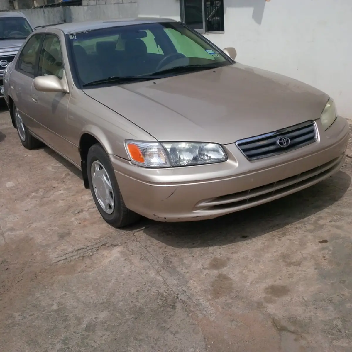 Gold 2000 Toyota Camry Le - Image 2