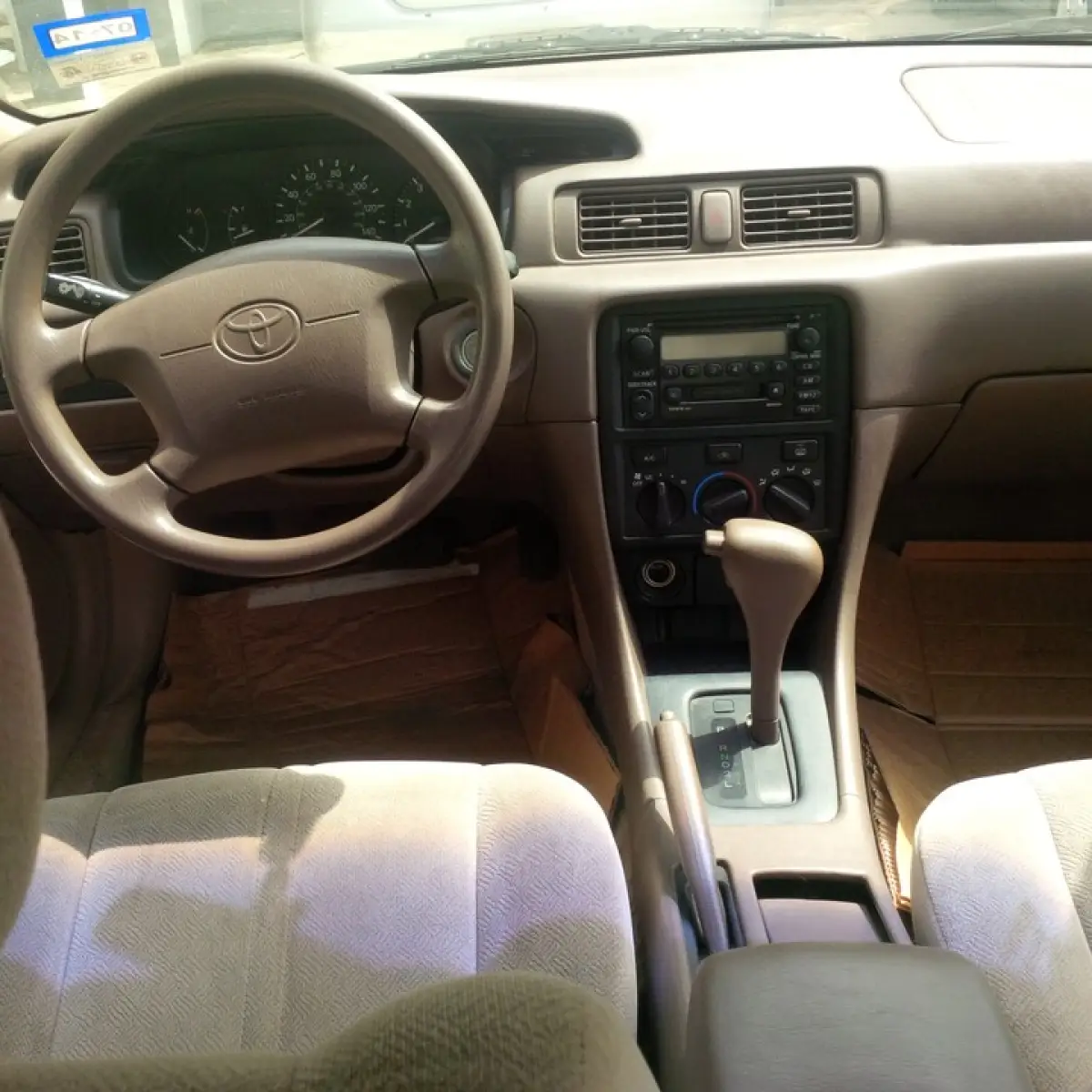 Gold 2000 Toyota Camry Le - Image 3