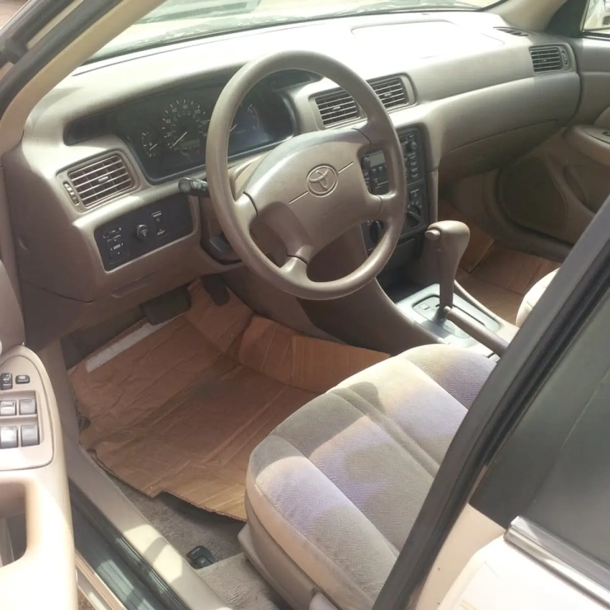 Gold 2000 Toyota Camry Le - Image 4