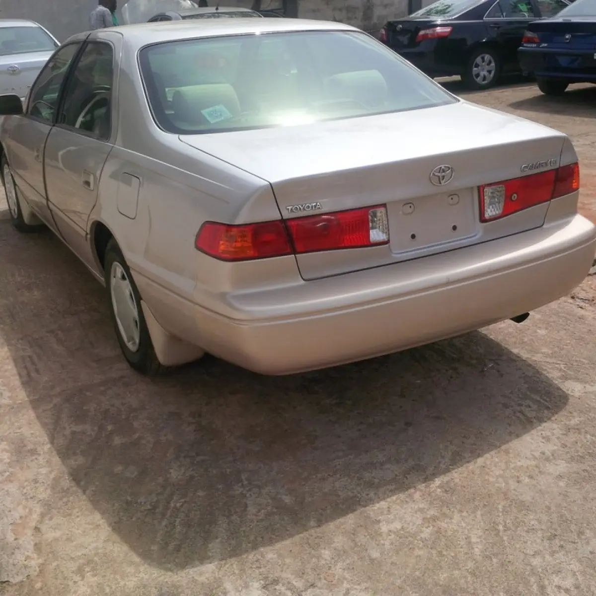 Gold 2000 Toyota Camry Le - Image 6