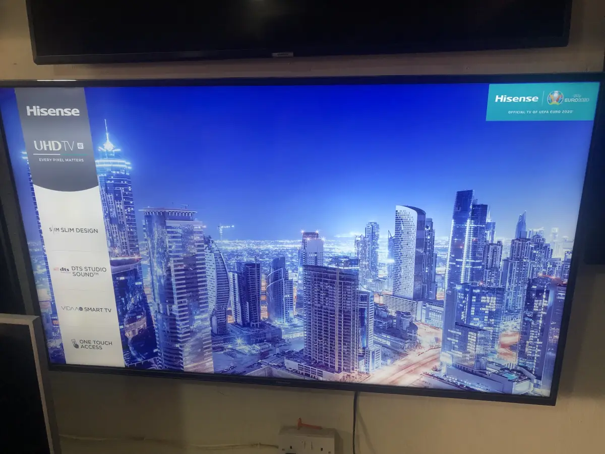 Hisense smart tv foreign used 55 inches - Image 2