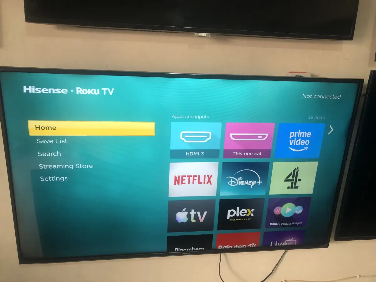 Hisense Roku 55 inches - Image 3