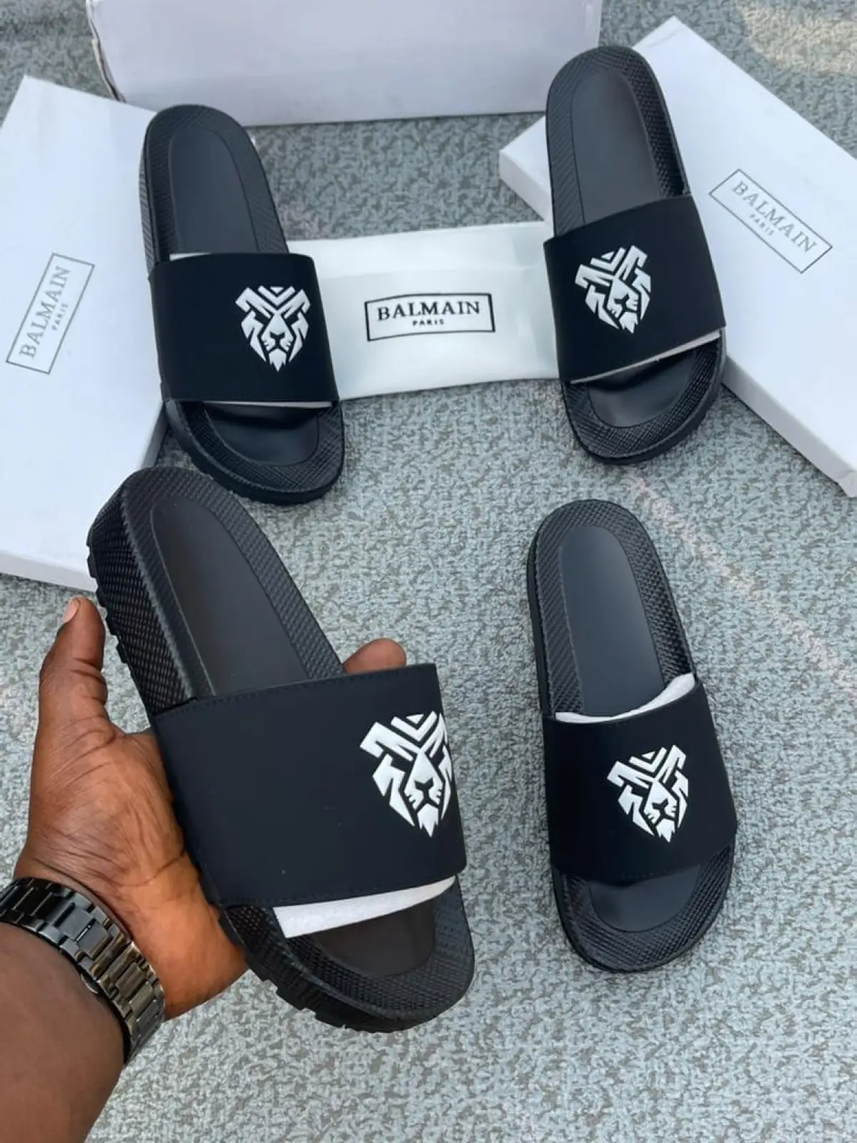 Slide, snapcap, jeans chain, socks, shoes - Image 3