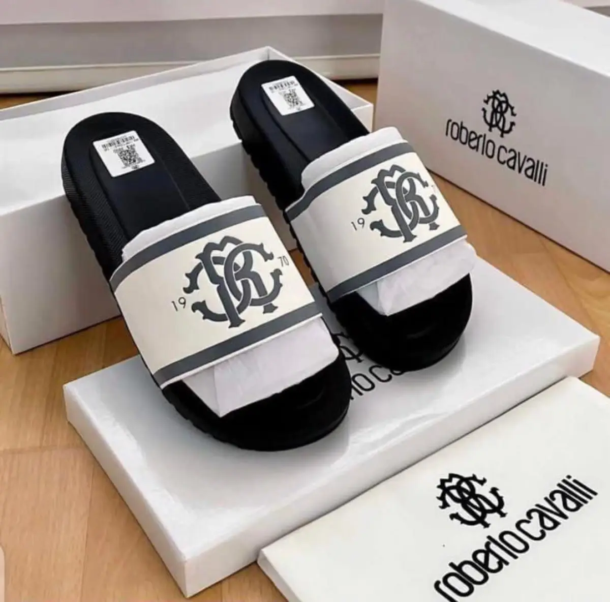 Slide, snapcap, jeans chain, socks, shoes - Image 4