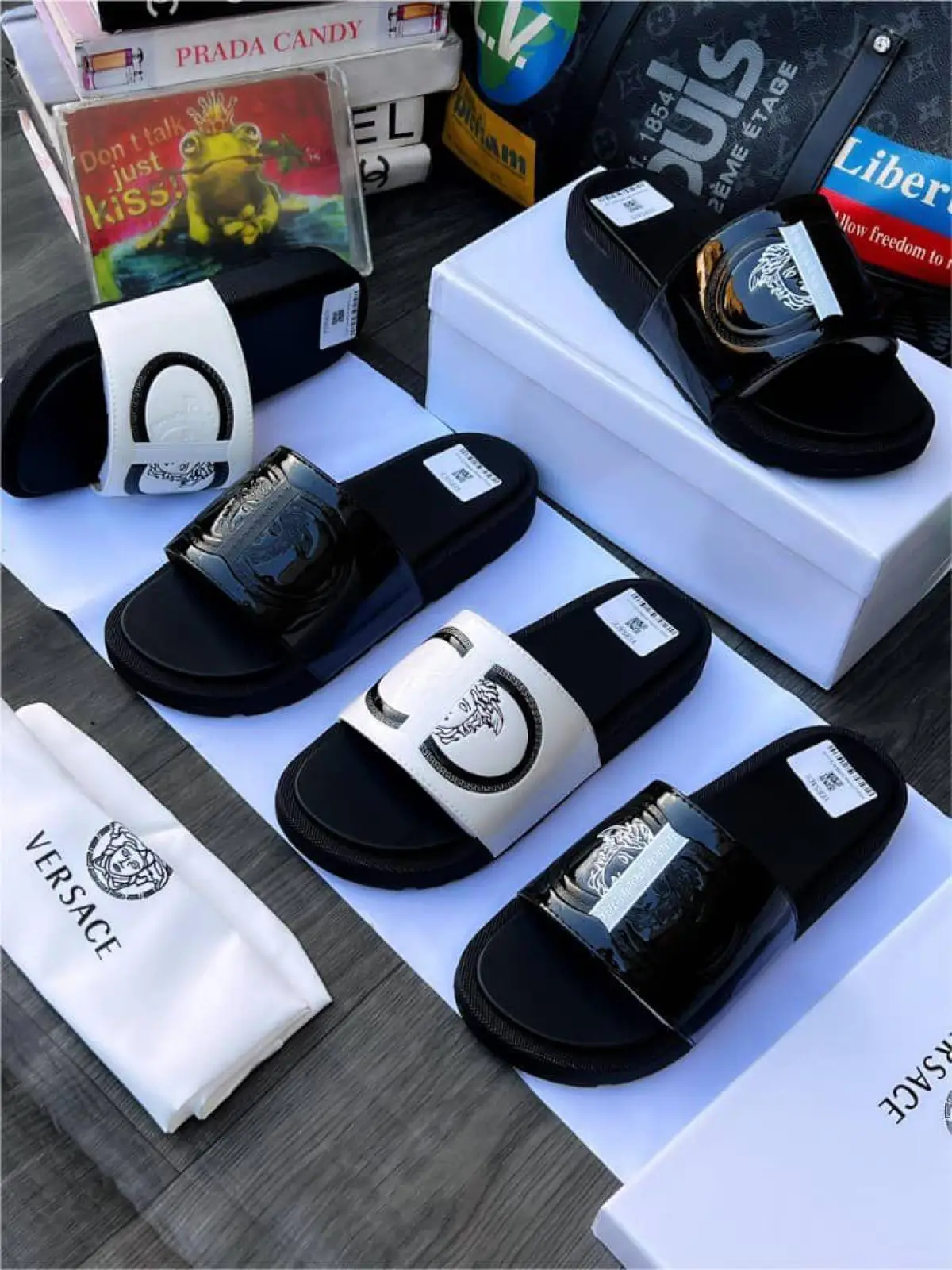 Slide, snapcap, jeans chain, socks, shoes - Image 9