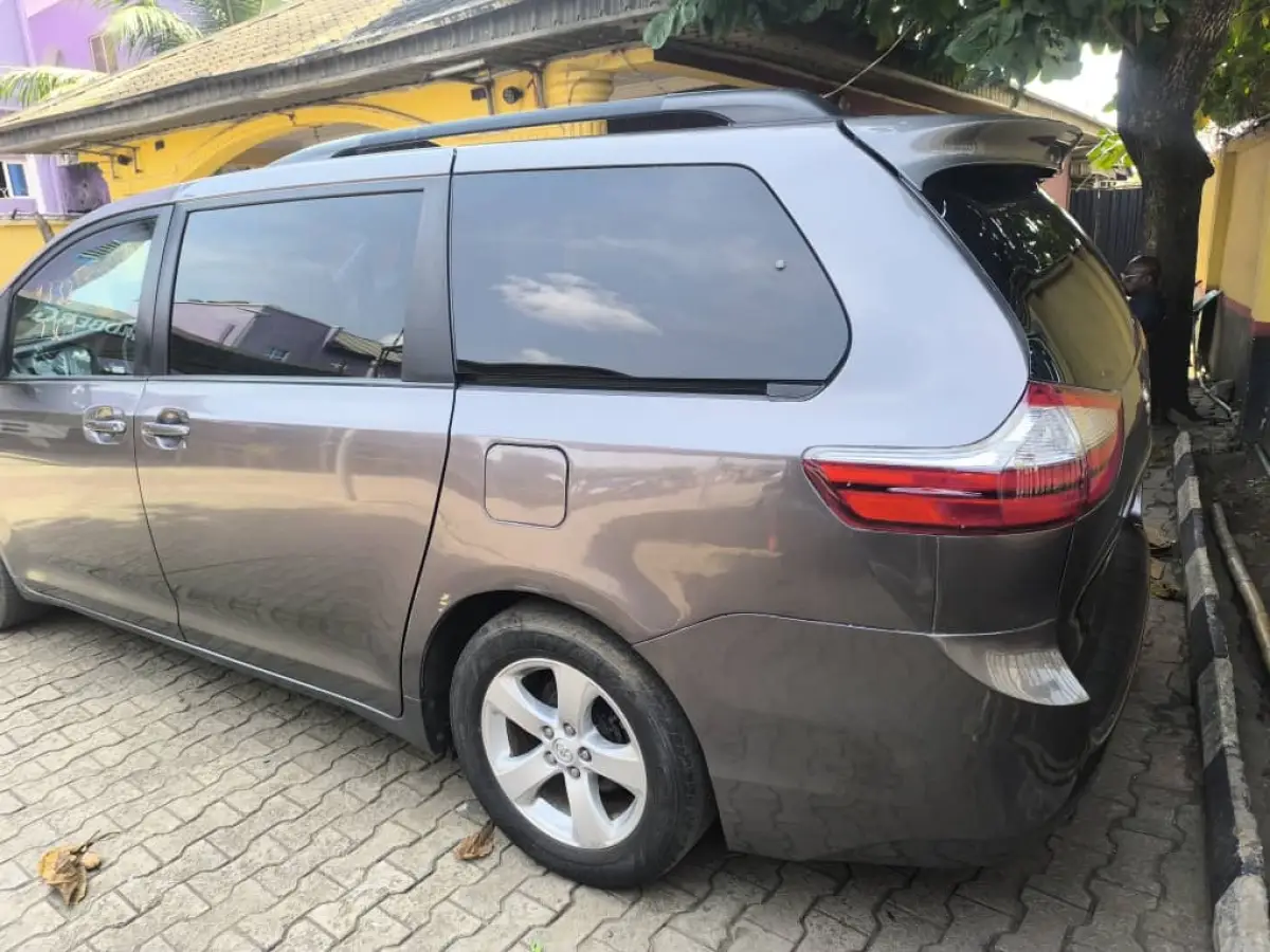 TOKS TOYOTA SIENNA LE 2016 MODEL - Image 9