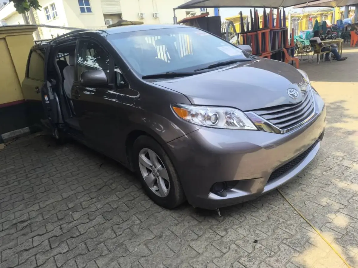 TOKS TOYOTA SIENNA LE 2016 MODEL - Image 2
