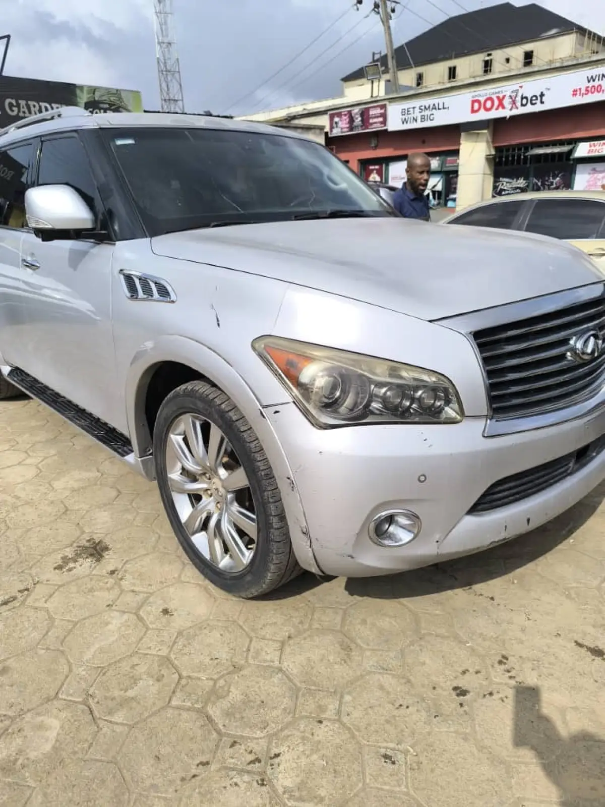 NEATLY USED INFINITI QX56 2010 MODEL FULL OPTION - Image 3