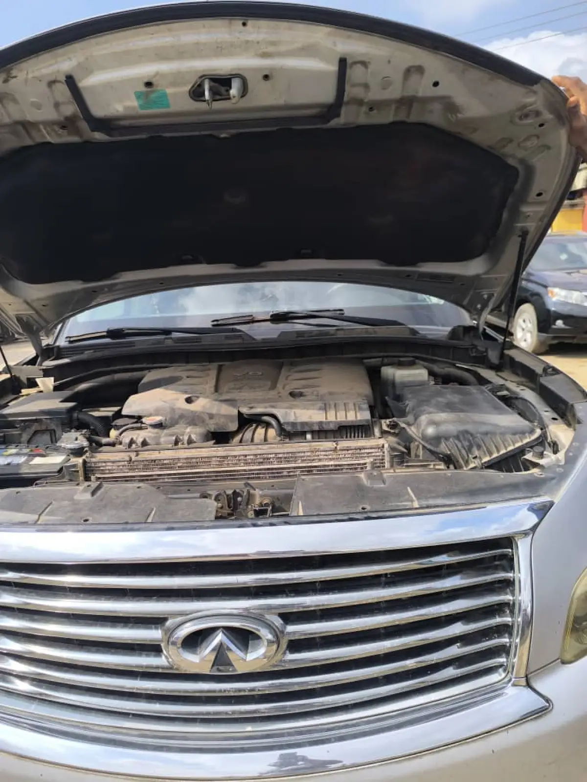 NEATLY USED INFINITI QX56 2010 MODEL FULL OPTION - Image 4