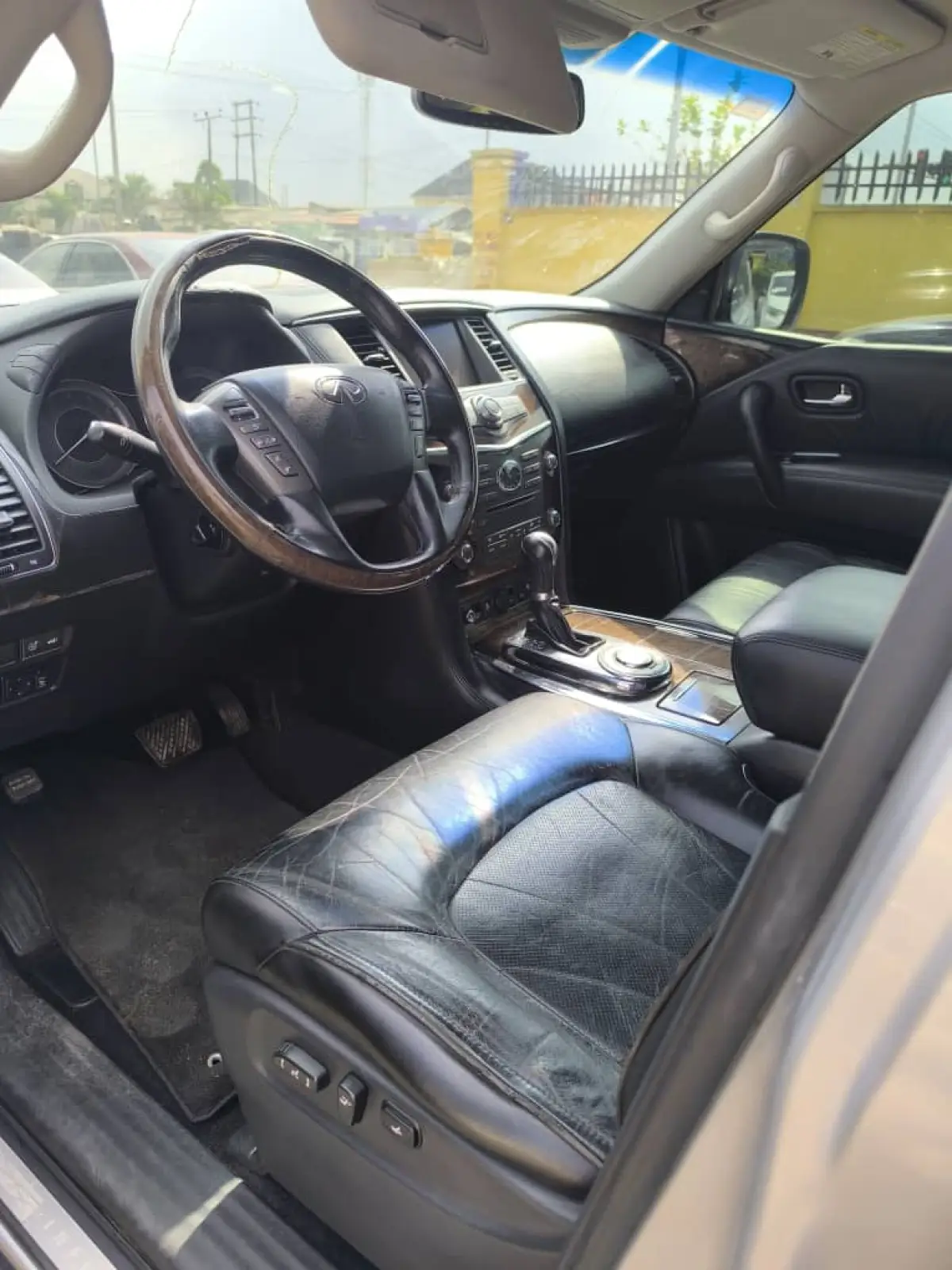 NEATLY USED INFINITI QX56 2010 MODEL FULL OPTION - Image 5