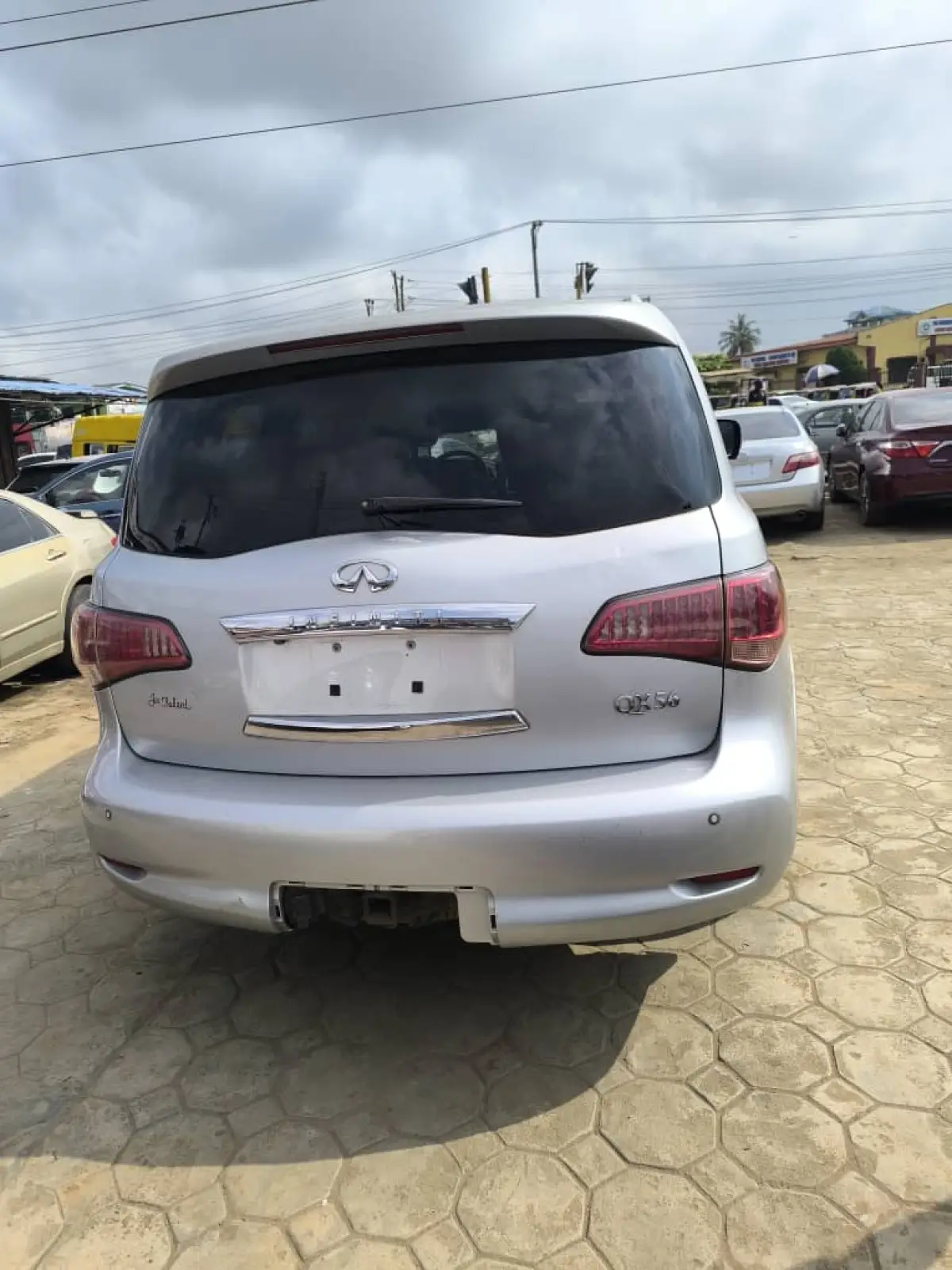 NEATLY USED INFINITI QX56 2010 MODEL FULL OPTION - Image 10