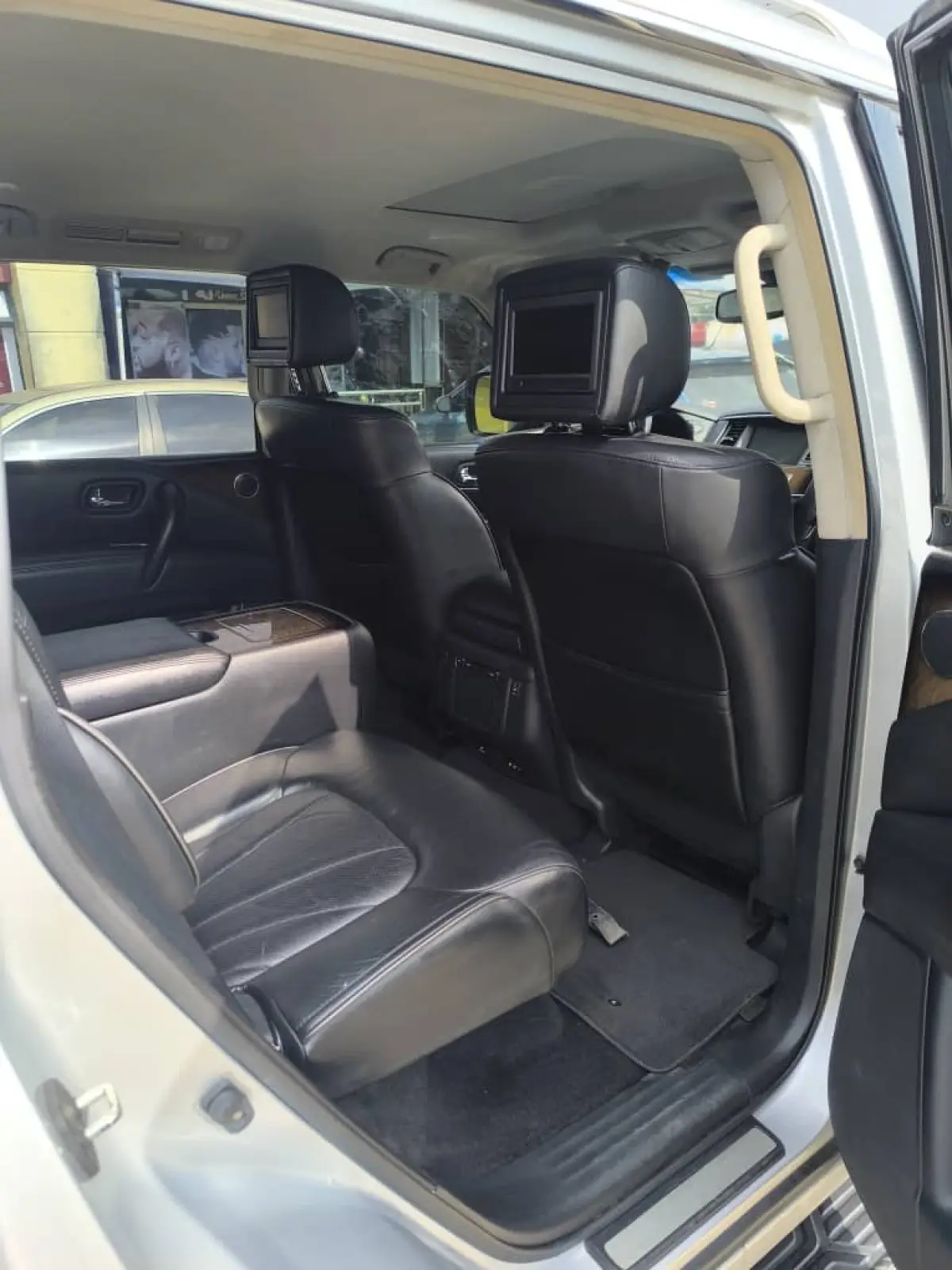 NEATLY USED INFINITI QX56 2010 MODEL FULL OPTION - Image 7