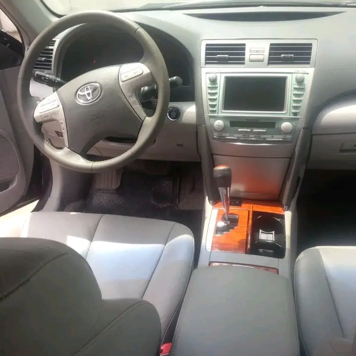 Toyota Camry XLE - Image 7