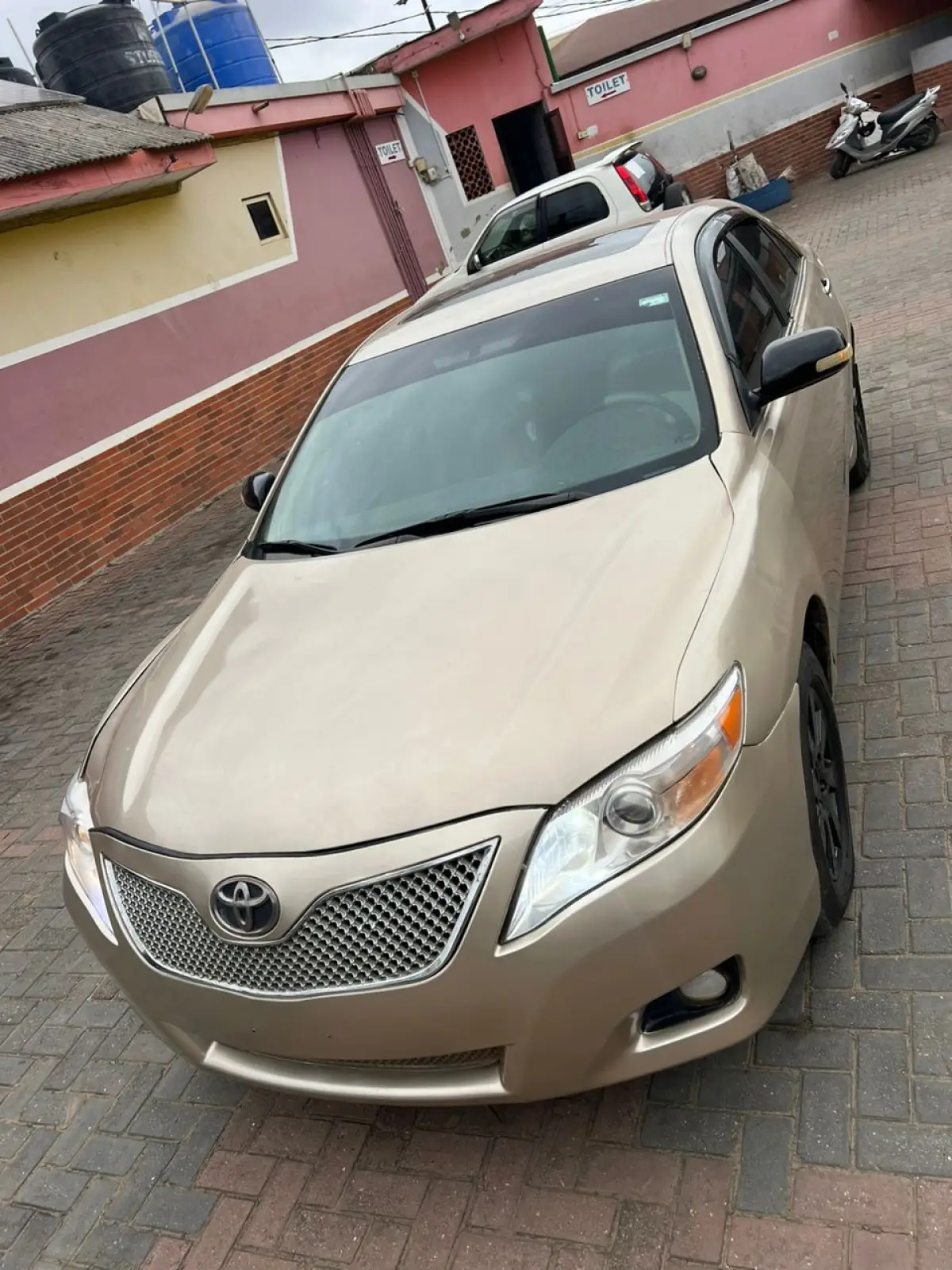 Toyota Camry 2009 XLE - Image 2