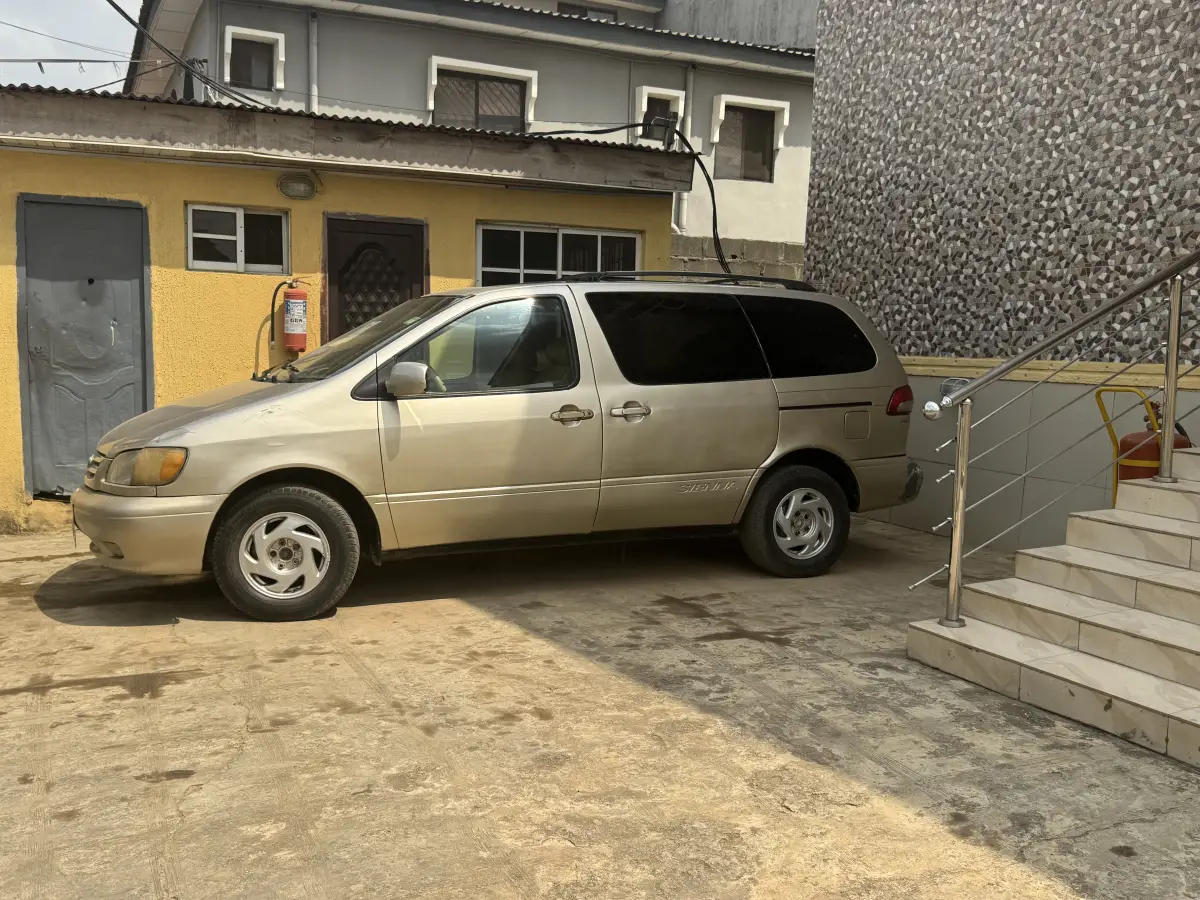 2002 Toyota Sienna - Image 3