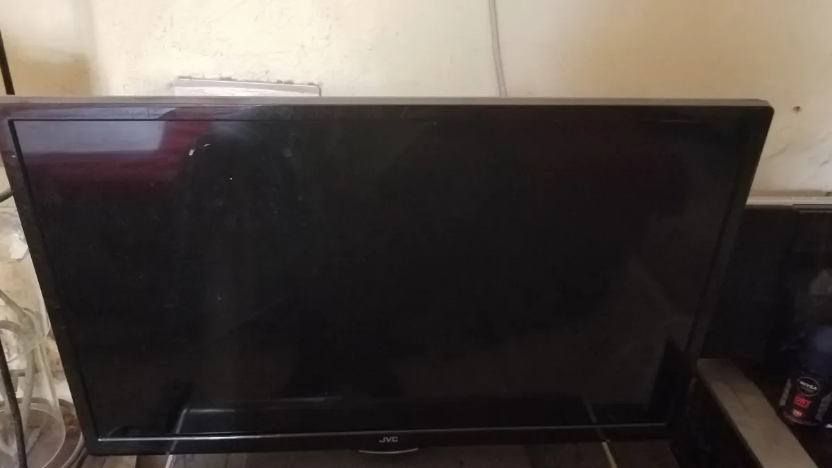 32 inches tv - Image 1