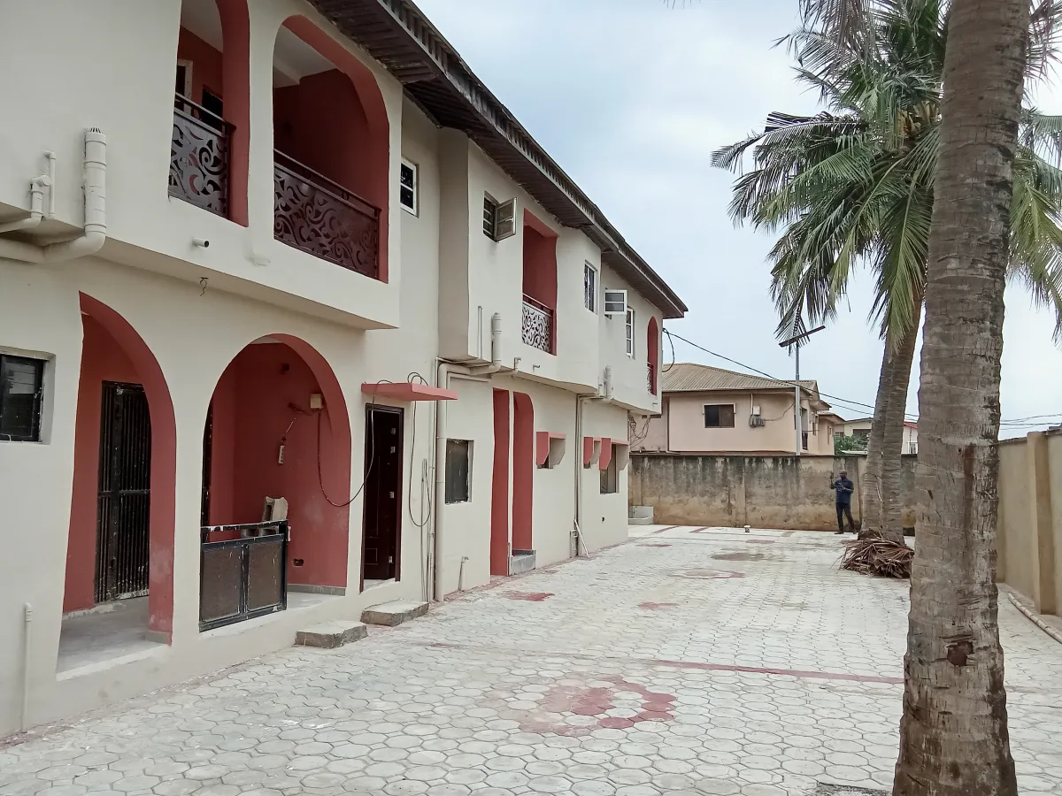 Building of six flat for lease - Image 2