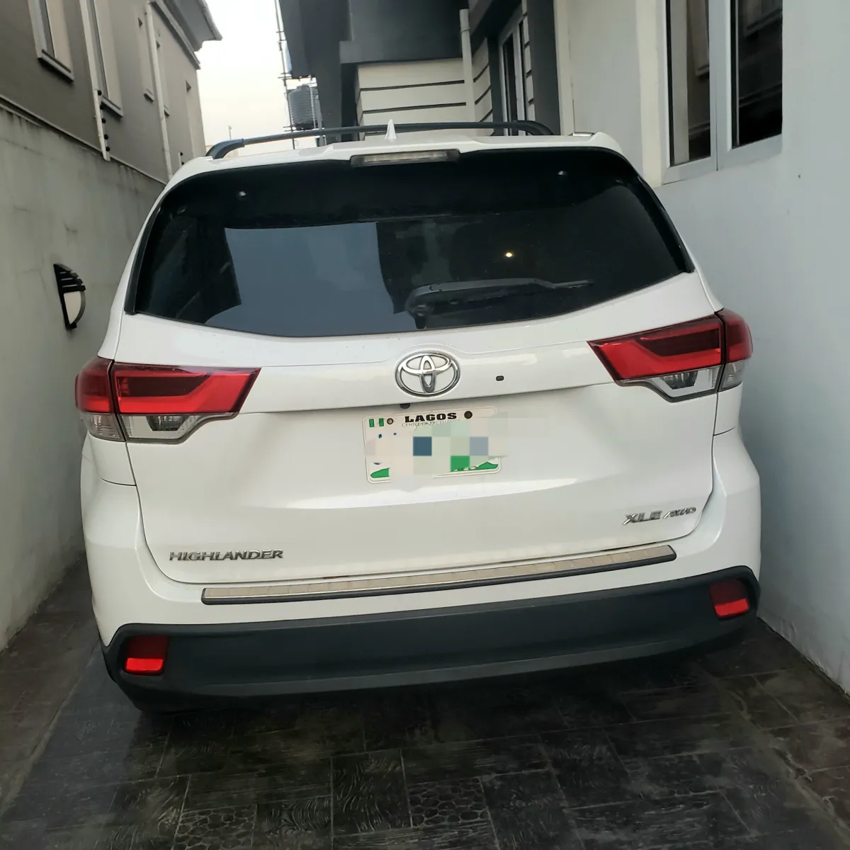 2019 Toyota Highlander XLE - Image 2