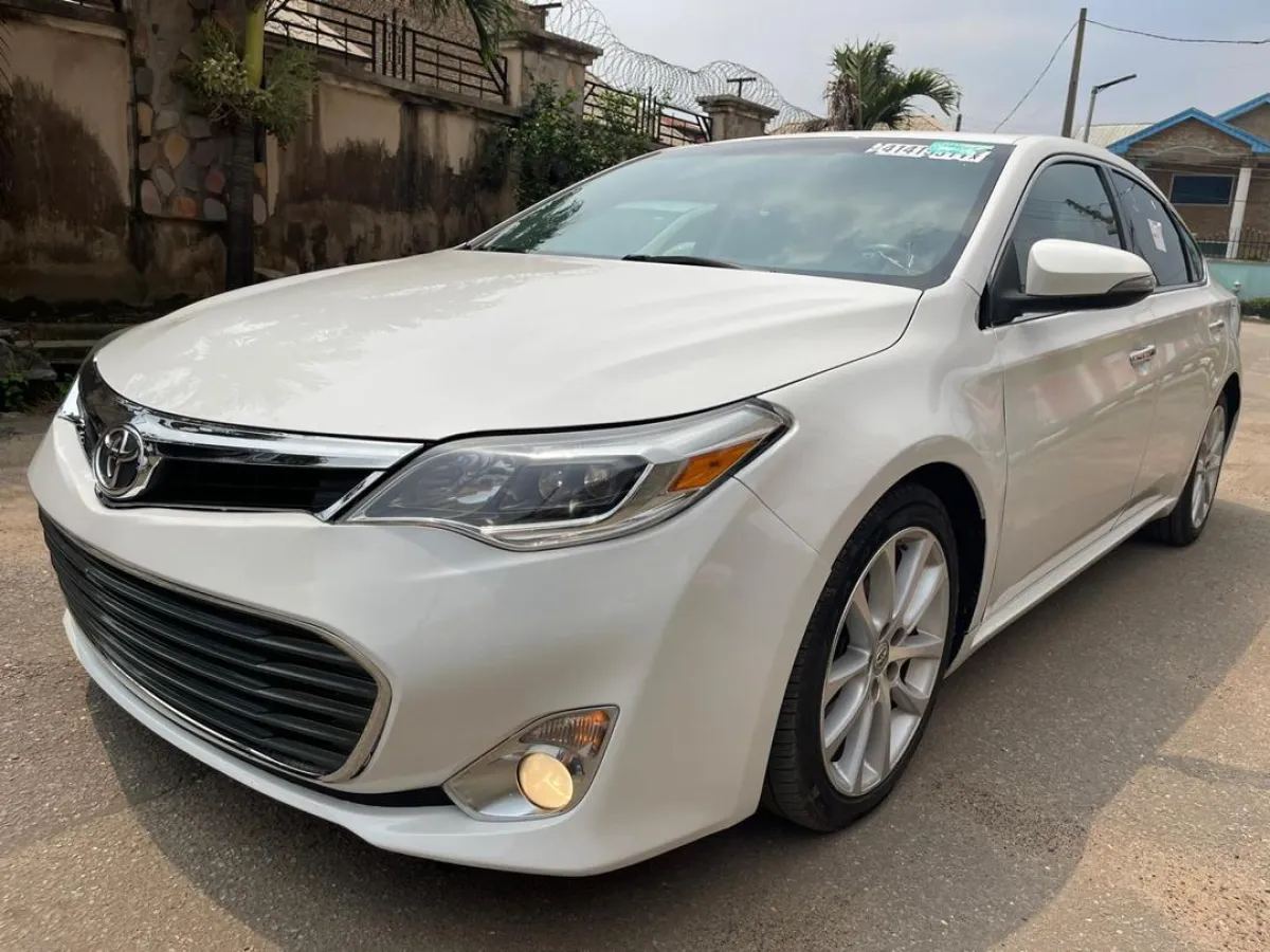 2013 Foreign Used White On Black Toyota Avalon XLE - Image 1