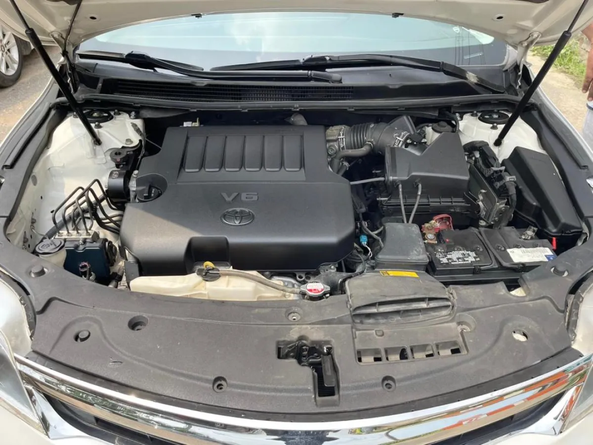 2013 Foreign Used White On Black Toyota Avalon XLE - Image 2