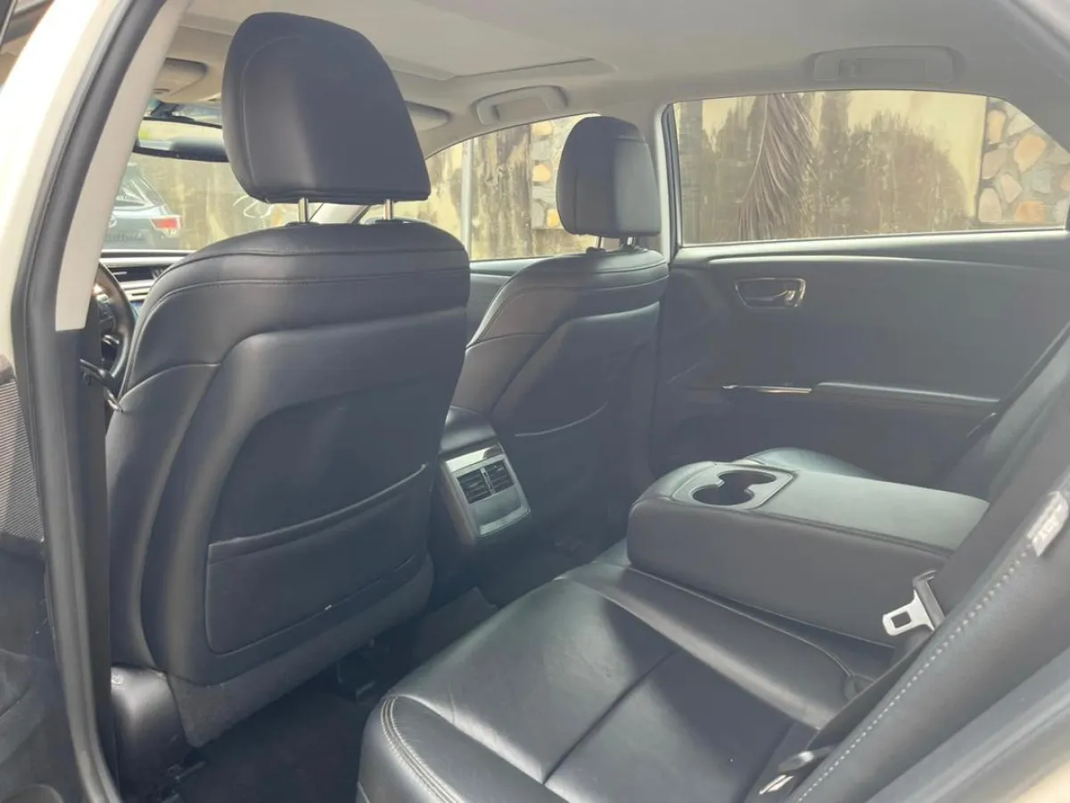 2013 Foreign Used White On Black Toyota Avalon XLE - Image 3