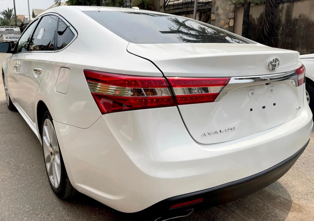 2013 Foreign Used White On Black Toyota Avalon XLE - Image 6