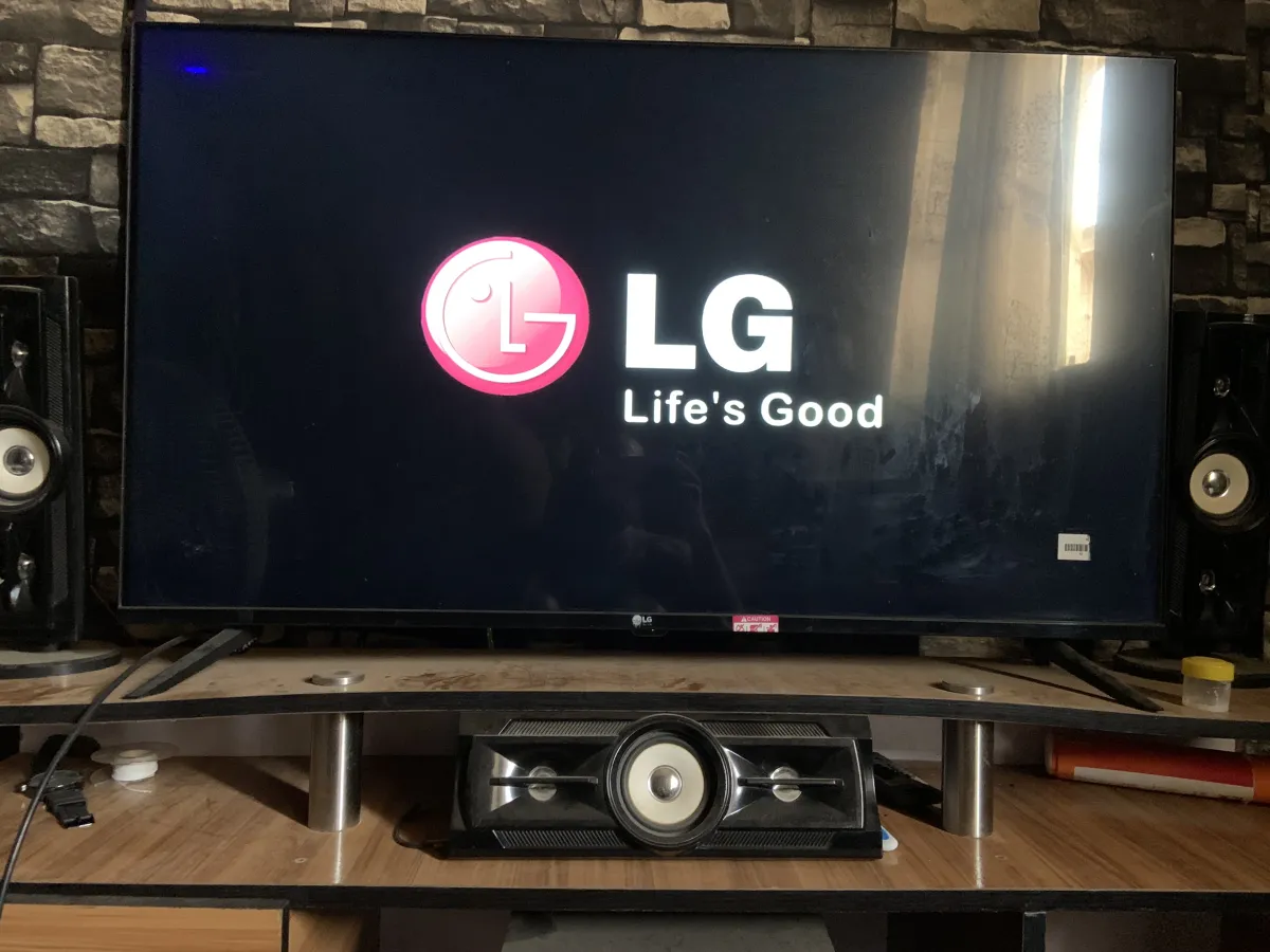 LG Smart TV - Image 1