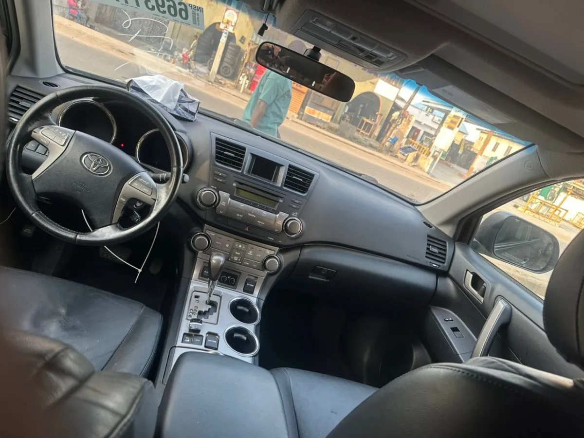 Toyota Highlander 2010 - Image 2