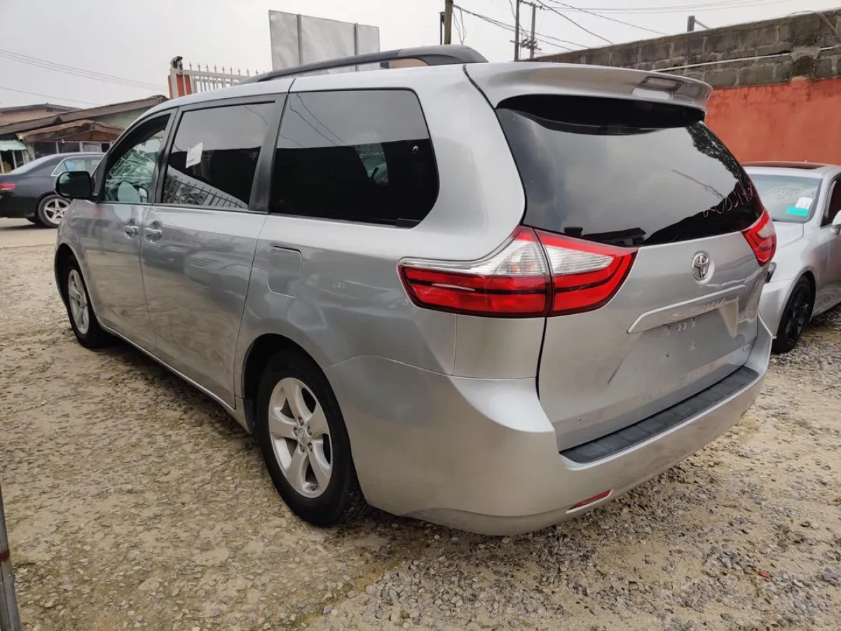 Foreign Used 2015 Sienna Full Options - Image 2