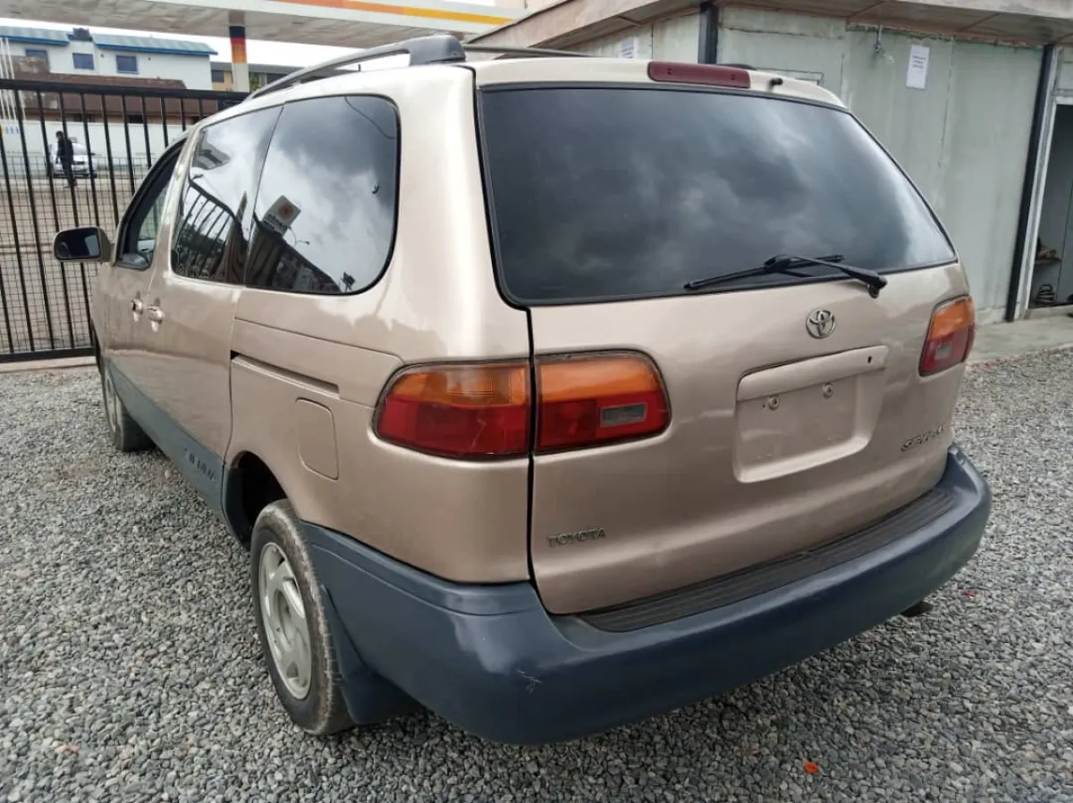 Clean Tokunbo Toyota Sienna Xle - Image 2