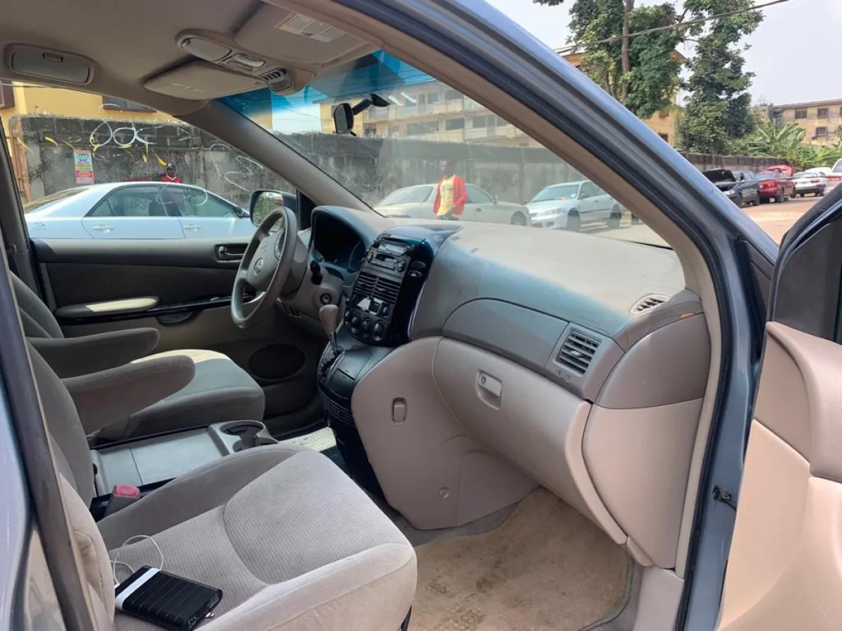 A Tokunbo 2005 Toyota Sienna - Image 3