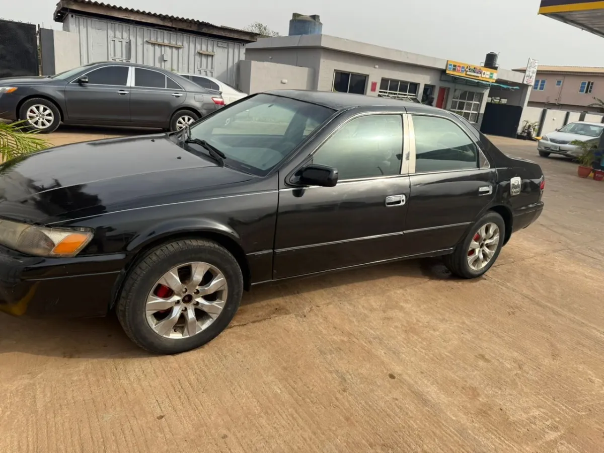 Toyota Camry LE - Image 4