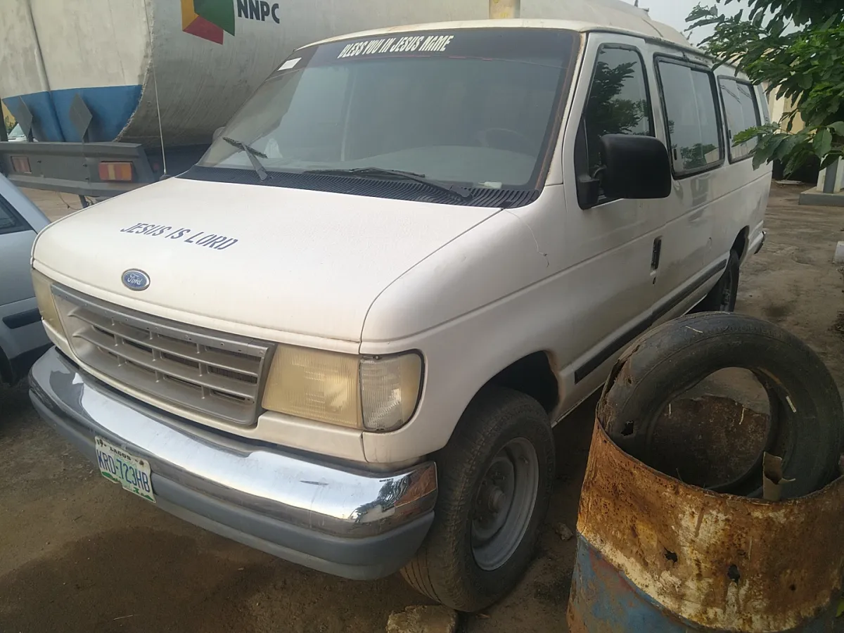 Registered Ford E 350 long chasis - Image 2