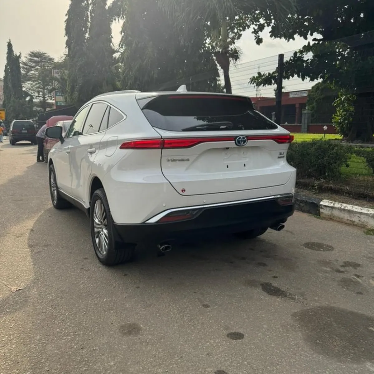 Foreign Used 2023 Toyota Venza XLE Hybrid for Sale - Image 2