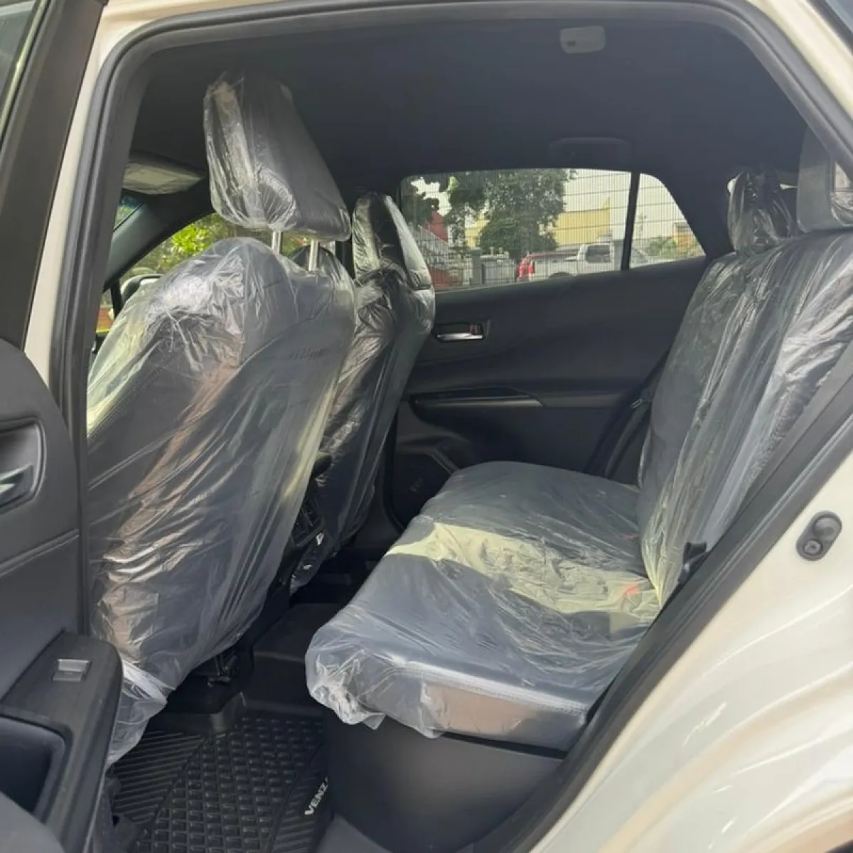 Foreign Used 2023 Toyota Venza XLE Hybrid for Sale - Image 3