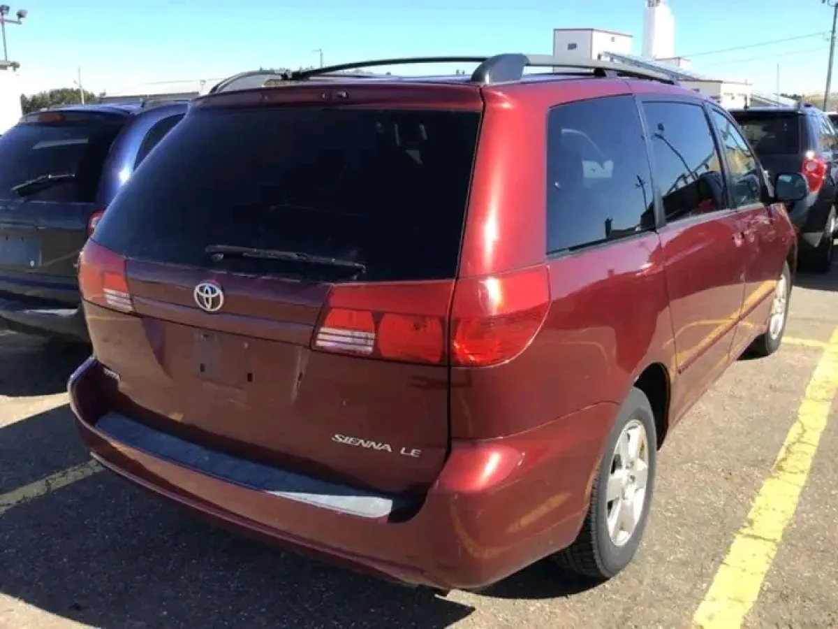 Foreign used 2006 Toyota sienna le is available - Image 1