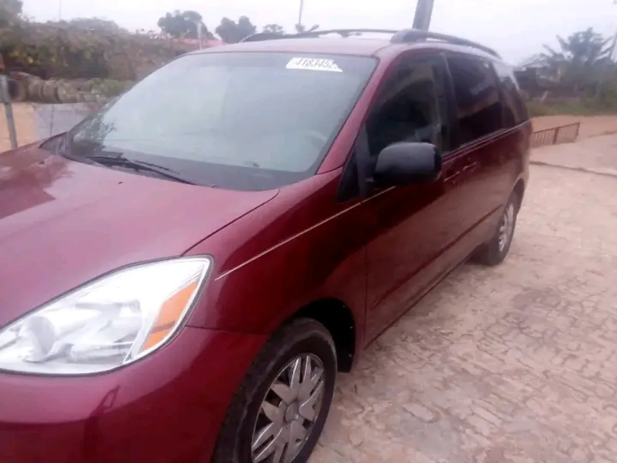 Foreign used 2006 Toyota sienna le is available - Image 2