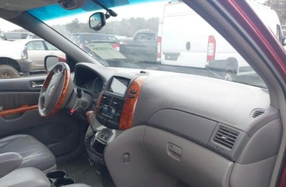 Foreign used 2006 Toyota sienna le is available - Image 3