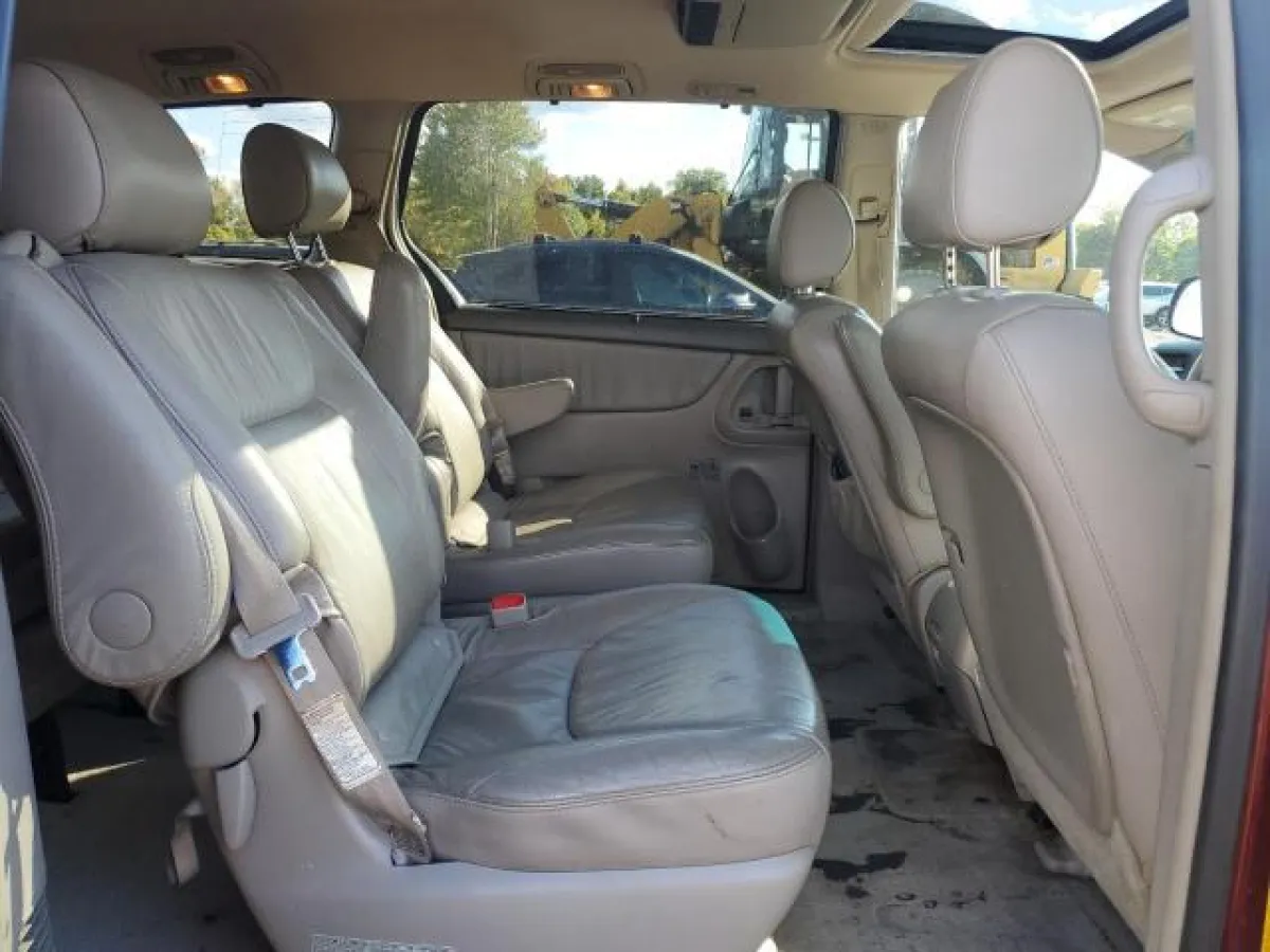 Foreign used 2006 Toyota sienna le is available - Image 4