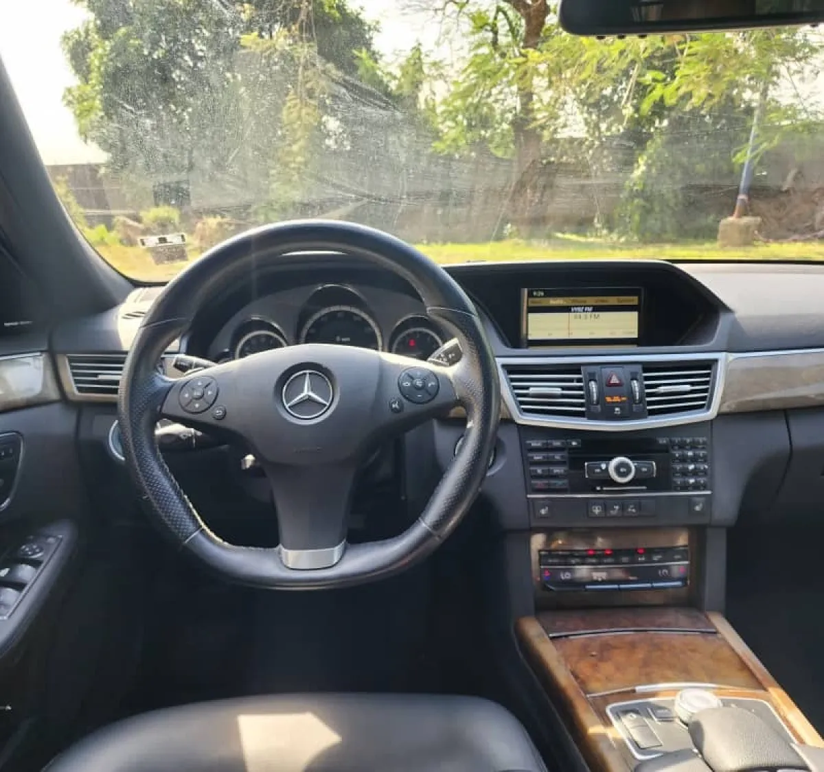 MERCEDES BENZ 2010 E350 FULL OPTION - Image 2
