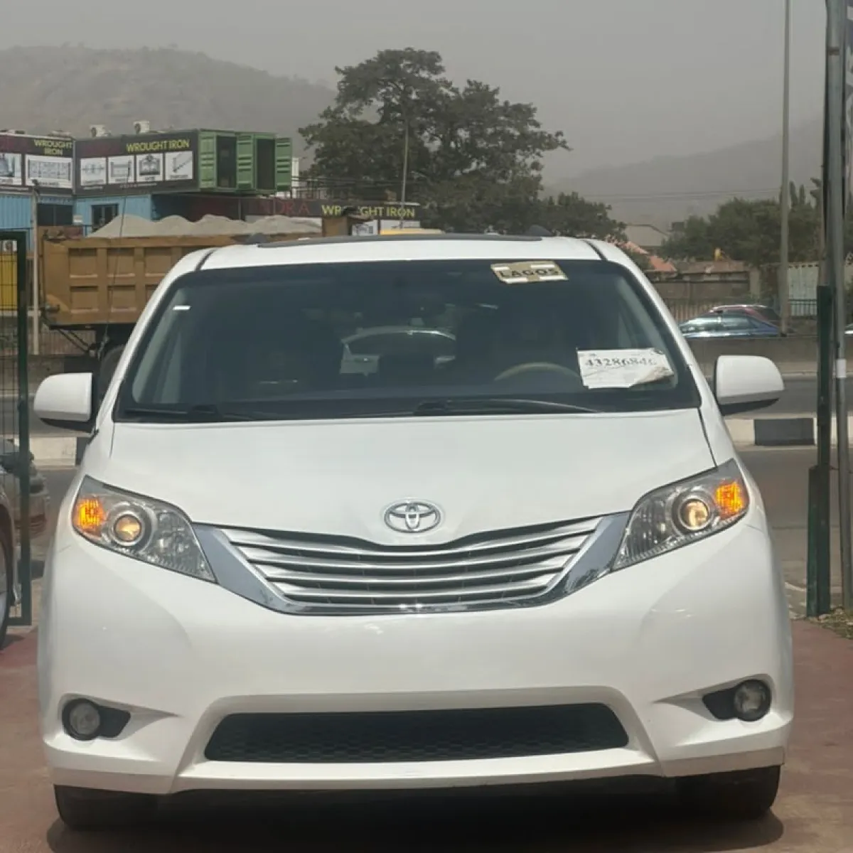 Foreign Used 2013 Toyota Sienna XLE for Sale - Image 4