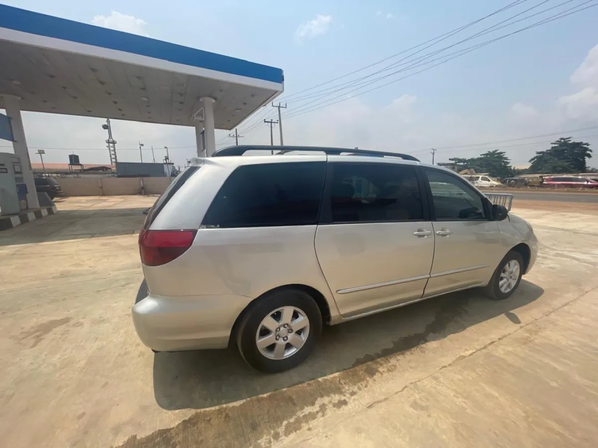 Toyota sienna Lee - Image 3