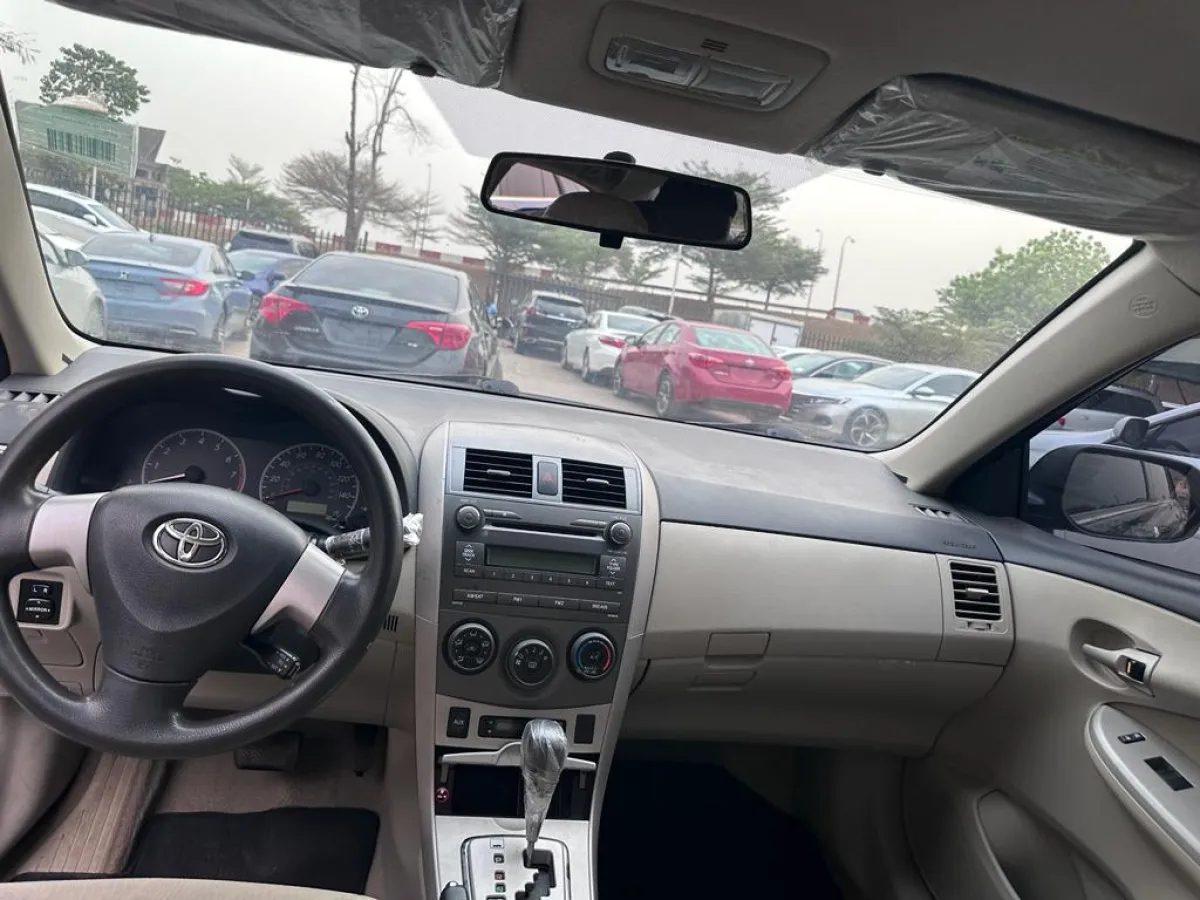 Clean Tokunbo Toyota Corolla 2012 - Image 3