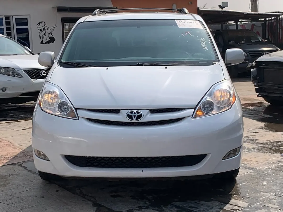2009 Toyota Sienna for sale at affordable price - Image 1