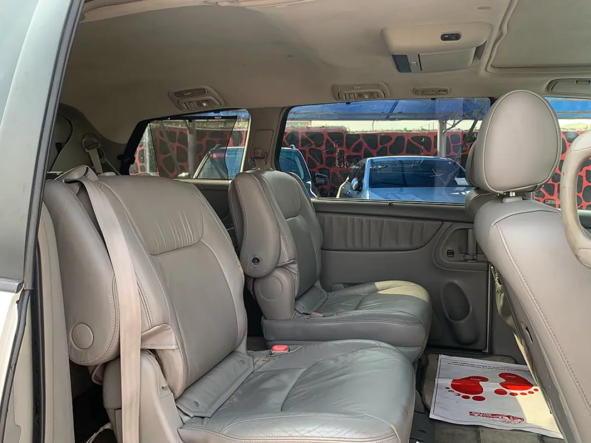 2009 Toyota Sienna for sale at affordable price - Image 2
