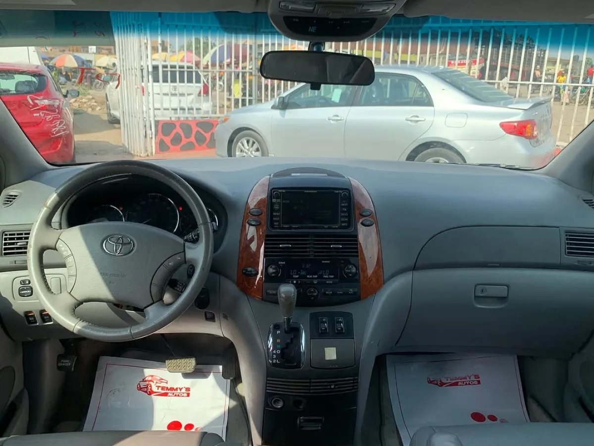 2009 Toyota Sienna for sale at affordable price - Image 3