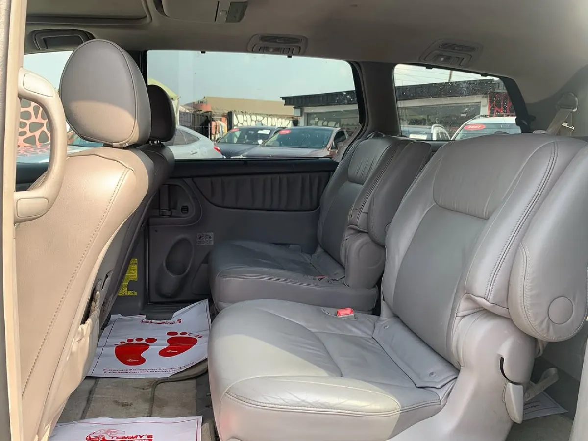 2009 Toyota Sienna for sale at affordable price - Image 4