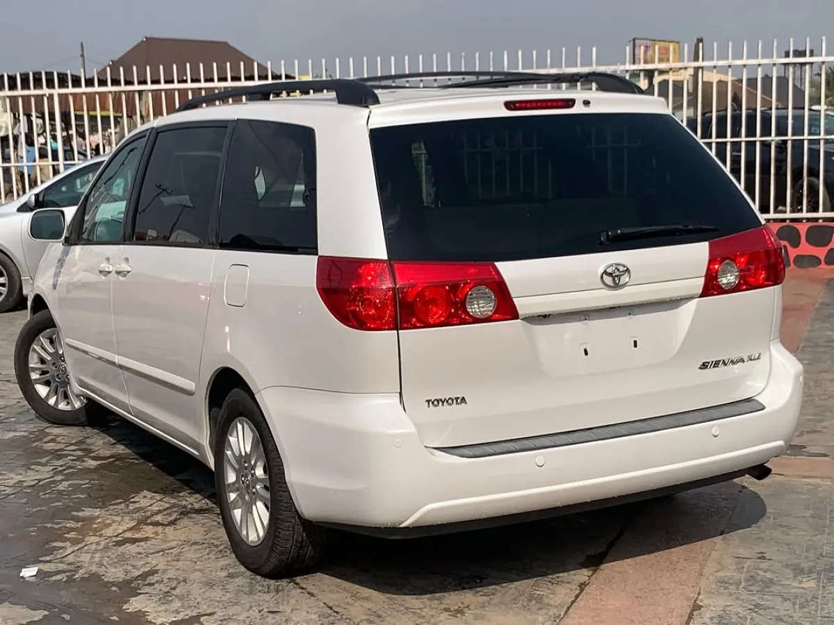 2009 Toyota Sienna for sale at affordable price - Image 5