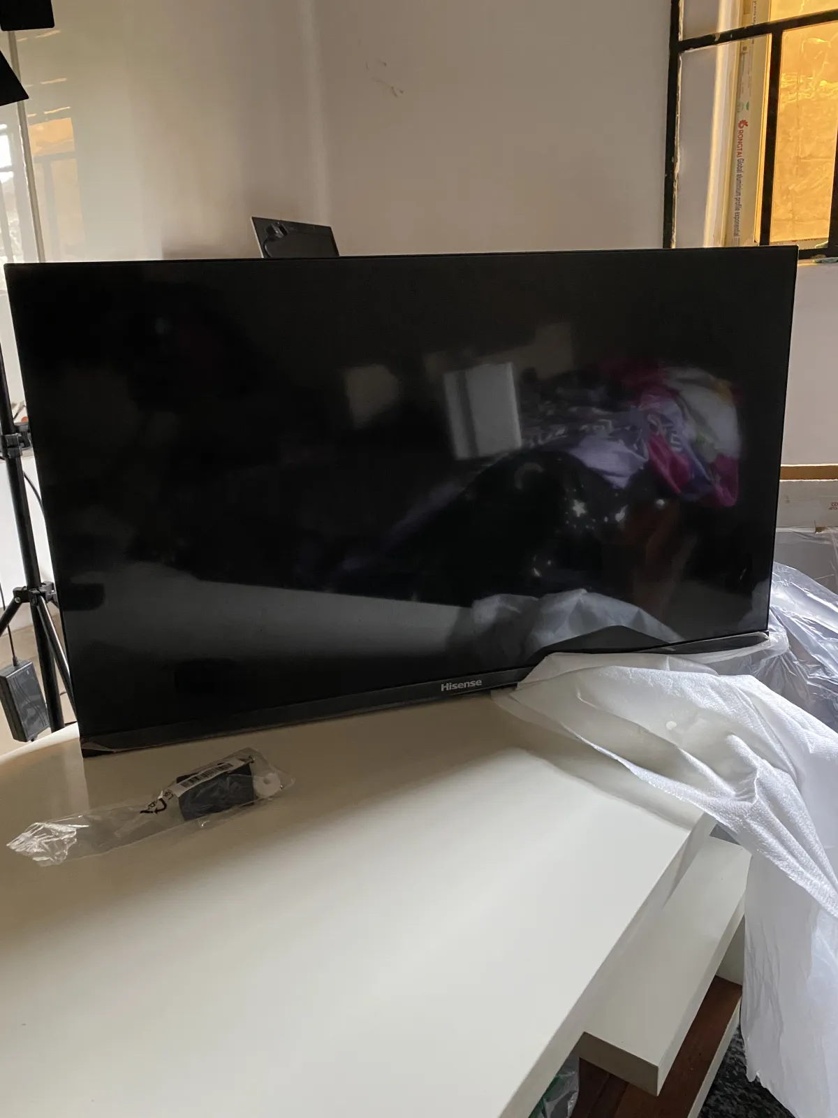 Hisense- Flat Screen (no edges) 32 inches LED TV - Image 1