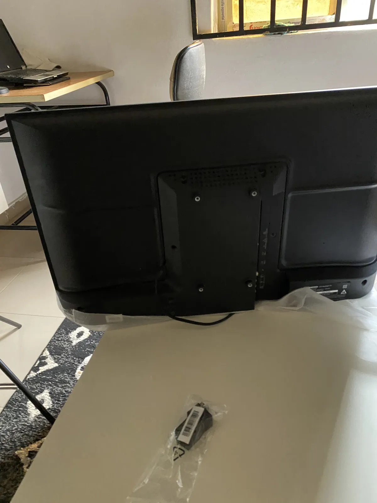 Hisense- Flat Screen (no edges) 32 inches LED TV - Image 2